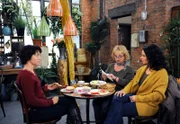 ARD ROTE ROSEN FOLGE 1468, am Montag (08.04.13) um 14:10 Uhr im ERSTEN. Merle (Anja Franke, l.), Erika (Madeleine Lierck-Wien, M.) und Vera (Sandra Speichert, r.) kommen auf die Idee, Sandras Brote in Merles Apfelstand zu vermarkten.