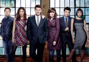 BU: 8. Staffel. (v.li.): Dr. Jack Hodgins (T. J. Thyne), Angela Montenegro (Michaela Colin), Special Agent Seeley Booth (David Boreanaz), Dr. Temperance "Bones" Brennan (Emily Deschanel), Dr. Lance Sweets (John Francis Daley) und Dr. Camille Saroyan (Tamara Taylor).