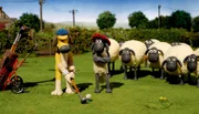 Shaun und seine Freunde beäugen kritisch Bitzer, der ins Golfgeschehen eingreift. Mit fatalen Folgen, wie sich bald zeigt.