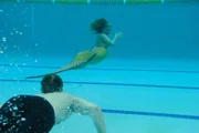 Bella (Indiana Evans) und Will (Luke Mitchell) genießen es, gemeinsam zu schwimmen.