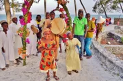 Awena und Abduli feiern in ihrem Dorf das heilige Maulid-Fest.