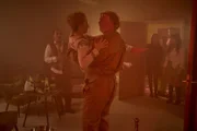 Wer hätte gedacht, dass ein Kammerjägereinsatz so romantisch sein kann? Kurt (Ferdinand Dörfler, 3.v.l.) hat zwar keine Wanzen, aber vielleicht in Miss Rosamund (Claudia Hiersche, 2.v.l.) die große Liebe gefunden. Charles (Adnan Maral, l.), Adriana (Stella Goritzki, M.), Franca (Mariananda Schempp, 3.v.r.), Rafael (Ben Felipe, 2.v.r.) und Millie (Tamara Romera Ginés, r.) beobachten die beiden.