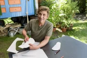 Fritz (Guido Hammesfahr) nimmt an einem Wettbewerb teil, um den Schuh der Zukunft zu erfinden.