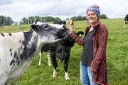 Die fünfte Reise geht ins Bergische Land. In Wipperfürth führt Rahel Kremershof zusammen mit ihrer Familie einen Biohof mit Rindern, Schafen und Hühnern.