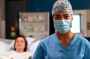 Dr. Emma Jahn (Elisa Agbaglah) ist von ihren Patientenfall emotional berührt und kommt darüber zu einem persönlichen Schluss.