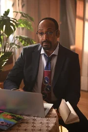 Alec Mercer (Jesse L. Martin)