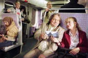 Bernd (Volker Herold, l.) zeigt Helga (Ulrike Mai, r.) eine Postkarte, die Lisa geschrieben hat, und versucht damit das peinliche Schweigen zwischen ihnen zu lösen.