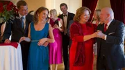 Nachdem die Missverständnisse geklärt sind, kann die Feier beginnen: Adele (Heide Keller, 2.v.r.) Maxwell (Lutz Mackensy, r.) und Dominique (Nina Young, 2.v.l.) genießen das Fest.