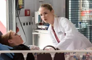 Julia Berger (Mirka Pigulla, r.) führt die Erstuntersuchung bei Antonia Brendel (Dagmar Leesch, l.) durch. Mit einer erstaunlichen Diagnose ...