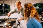 Küchenchef Sebastian (Lucas Prisor) beeindruckt Toni (Diana Amft) mit seinen Kochkünsten.