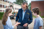 Pina (Sina Michel, li.) und Till (Otto von Grevenmoor, re.) konfrontieren Richard Köster (Christian Wawerka, Mitte) mit einer ziemlich brisanten Tonbandaufnahme.