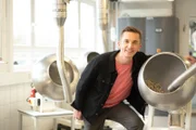 "PUR+" geht der Zusammensetzung und den Eigenschaften von Kaugummi auf dem Grund. Moderator Eric Mayer deckt überraschende Inhaltsstoffe auf, stellt nachhaltigen Kaugummi her und ist mit den Stadtwerken Frankfurt bei der Entfernung unterwegs. Kinder testen Kaugummis auf Elastizität und Geschmack.