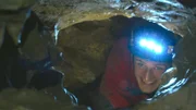 Checker Julian kämpft sich durch die Kluterhöhle.