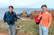 Moderatorin Anne Willmes (r) besucht mit dem Ornithologen Elmar Ballstaedt vom Verein Jordsand den Lummenfelsen, wo Tausende von Basstölpeln brüten. Moderatorin Anne Willmes (r) besucht mit dem Ornithologen Elmar Ballstaedt vom Verein Jordsand den Lummenfelsen, wo Tausende von Basstölpeln brüten.