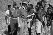 Auf den Salomonen werden Einwohner mit Waffen und Munition ausgerüstet.