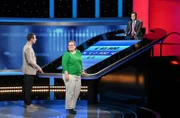 ARD GEFRAGT - GEJAGT FOLGE 796 (WH.), "Alexander Bommes präsentiert beliebtes Quizformat", am Montag (14.07.25) um 18:00 Uhr im ERSTEN. Moderator Alexander Bommes (l.) mit der Kandidatin Janine Kunze (M.) und dem Jäger Sebastian Jacoby (r.).