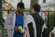 Pete (Pete Davidson, r.) lässt sich auf der Kirmes von einem charmanten Fremden (Method Man, l.) dazu überreden, den Teddybären nicht zu kaufen, sondern zu erspielen – mit unerwarteten Konsequenzen.