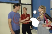 Alexander (Paul Grasshoff, l.) versteht die Welt nicht mehr, als Mia (Josephine Schmidt, r.) auf ihrer Kündigung beharrt. Nur Annett (Tanja Wenzel, M.) scheint es nichts auszumachen ...