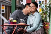 Lien (Nui Nguyen) hat ein schlechtes Gewissen, weil sie Leon (Joel Akgün) nicht die Wahrheit über Hubert sagen kann.