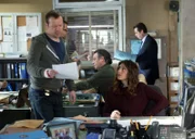 Während die Familie versucht, mit dem Tod ihres Freundes umzugehen, machen sich Danny (Donnie Wahlberg, l.) und Jackie (Jennifer Esposito, r.) mit Übereifer an die Ermittlungen, um weitere Morde zu verhindern ...