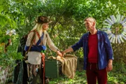 Ringa  (Susanne Wolf) hat einige Blessuren bei der Marderjagd davongetragen. Keinesfalls soll Fritz Fuchs (Guido Hammesfahr) das Tier jetzt noch retten.