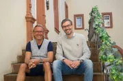Frank Buchholz (l) zu Besuch bei Ferdinand Reichsgraf von Kesselstatt auf Schloss Föhren. Gemeinsam mit ihm begibt sich Frank Buchholz auf Fährtensuche im angrenzenden Meulenwald.