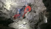 Stefan zeigt Checker Julian (links), was in einer Höhle alles zu finden ist.