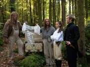 Egbert (Simon Alexander Jensen, rechts) präsentiert Sarah (Bianca Nawrath) das Hochzeitskleid mit Klipperer (Stephan Tölle, links) und Dreher (Jonas Minthe).