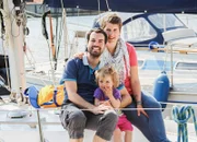SRF bi de Lüt Familiensache Ferienzeit Familie Grundlehner aus Romanshorn TG auf ihrem Segelboot.