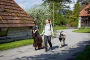 Nicole Berchtold unterwegs mit den Geissen Lucky und Big Joe