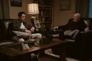 Opa Joe Larocca (Joe Pesci, r.) bespricht mit Pete (Pete Davidson, l.), dass die Dreharbeiten für Pete nicht gut gelaufen sind und er sein Leben anders meistern soll. Dass er von den Drogen weg muss und endlich einen neuen Entzug starten soll.