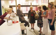 Hugo (Hubertus Regout, 3.v.l.) und Helga (Ulrike Mai, l.) sind überrascht, als plötzlich Agnes (Susanne Szell, 4.v.r.) vor ihnen steht.
