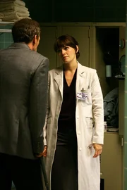 Dr. Gregory House (Hugh Laurie, l.) bittet Dr. Allison Cameron (Jennifer Morrison, r.), ihm Schmerzmittel zu verschreiben ...