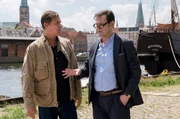 Die Ermittler Finn Kiesewetter (Sven Martinek, l.) und Lars Englen (Ingo Naujoks, r.) besprechen die Fakten zum aktuellen Fall.