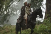 Jamie Fraser (Sam Heughan, l), Claire Randall (Caitriona Balfe, r)