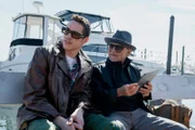 Pete (Pete Davidson, l.) und sein Großvater Joe (Joe Pesci, r.) sitzen am Hafen und sinnieren über ihr Leben. Joe gibt Pete gute Ratschläge, wie er  sein Leben richtig angehen soll. Außerdem, wie Pete den bevorstehenden Verlust von Opa Joe besser verkraften kann.
