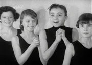 Gezeigt wird in diesem Film von 1958 ein Tag in den Trainingsräumen des Balletts der Bayerischen Staatsoper, die damals noch nicht restauriert war und unverhüllt die Bombenschäden aus dem Zweiten Weltkrieg zeigte. Zuerst trainieren die Erwachsenen, danach die Kleinen, also die Kinder von ungefähr 7 Jahren an. Zu diesen jungen Mädchen kommt dann der Ballettmeister, er sucht für ein neues Stück Tänzerinnen, die auf der Bühne kleine Tauben darstellen sollen. Große Aufregung: Wer darf mitmachen?
