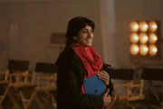 Monica (Sunita Mani) ist Aufnahmeleiterin für einen neuen Film, in dem Pete eine immer kleiner werdende Rolle spielt. Sie soll Pete Davidson verklickern, dass seine Filmrolle gar nicht so groß ist, wie er denkt.