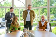 Plessen Senior (Volkert Kraeft, r.) wollte das Hotel nur seinem Sohn vererben. Hat Franziska Plessen (Lea Fa?bender, 2.v.l.) ihren Bruder vergiftet? F¸r die Cops (Mark-Alexander Solf, l.; Dieter Fischer, 2.v.r.) ein Mordotiv. in Verbindung mit der Sendung bei Nennung ZDF/Christian A Rieger   klick