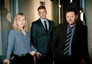 Das eingespielte Ermittlertrio von Brokenwood: Detective Mike Shepherd (Neill Rea, re.) mit Assistentin Kristin Sims (Fern Sutherland) und D.C Breen (Nic Sampson). Das eingespielte Ermittlertrio von Brokenwood: Detective Mike Shepherd (Neill Rea, re.) mit Assistentin Kristin Sims (Fern Sutherland) und D.C Breen (Nic Sampson).