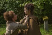 Claire (Catriona Balfe, r.)