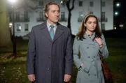 John Stonehouse (Matthew Macfadyen) mit seiner Assistentin Sheila Buckey (Emer Heatley)