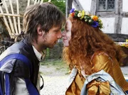 Der Soldat Jakob (Christoph Letkowski) und Prinzessin Augustine (Marleen Lohse) blicken sich verliebt in die Augen.