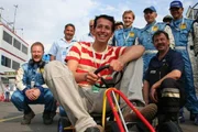 Willi sorgt mit einem Gokart bei den Streckenposten am Norisring in Nürnberg für Spaß. Heute möchte Willi herausfinden, wie man Rennfahrer wird.