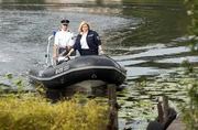 Hanna Kowollik (Marie Schöneburg, r.) und Wolf Maletzke (Christoph Grunert, l.) auf dem Weg zum Tatort.