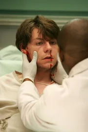 Der Zustand von Jack (Patrick Fugit, l.) verschlechtert sich zunehmend. Dr. Eric Foreman (Omar Epps, r.) versucht die Ursache dafür herauszufinden ...