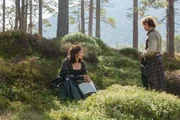 Caitriona Balfe (Claire Randall Fraser), Sam Heughan (Jamie Fraser).