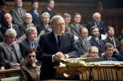 Der britische Premierminister Harold Wilson (Kevin R. McNally) hält eine Rede im House of Commons.