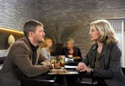 ARD ROTE ROSEN FOLGE 1467, am Freitag (05.04.13) um 14:10 Uhr im ERSTEN. Claudia (Mignon Remé, r.) berichtet Sönke (Bo Hansen, l.), von ihrer Kündigung durch den Verlag.