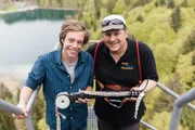 Checker Tobi (links) beim Bungee-Jumping in Oberstdorf mit Wolfgang Zeller